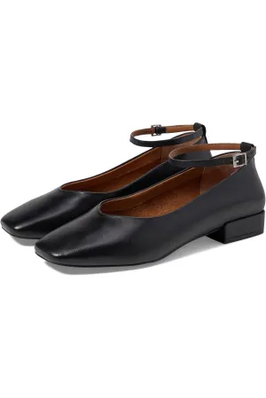 Seychelles Pumpkin Leather Flats in Black